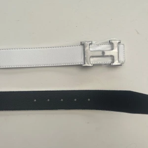 H bälte  - Säljer detta feta bältet för endast 299kr styck pris🤩finns storlekar från 105-120cm. Passa på att köpa när de är finns för ett superbra pris🥳