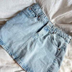 Ljusblå jeanskjol från stradivarius  - Ljusblå jeanskjol från stradivarius som jag köpte på plick men den passade tyvärr inte mig. Midjemått: 37cm och längd: 35cm❤️ har ej bilder på. (Inte mina bilder)