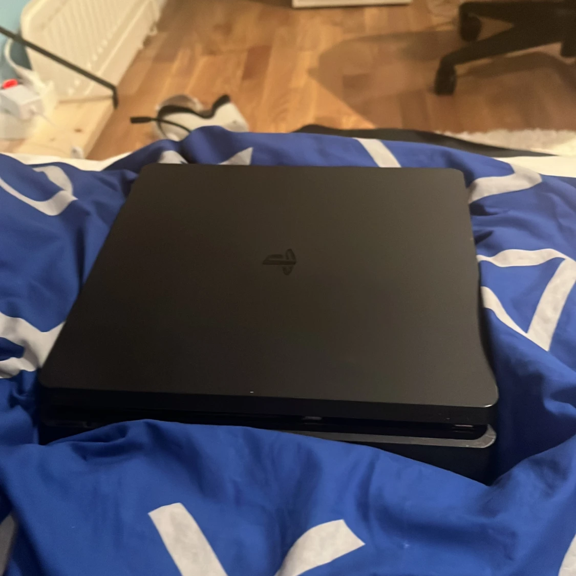  Här är ett PS fyra med bra skick. Det har jätte jättemånga skins på Fortnite och 400 V-B Bucks har också Minecraft Roblox och dra Rocket League account GTA fredag den 13:e alla spel som du kan tänka dig 