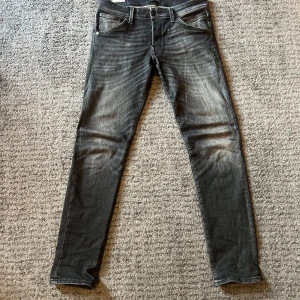 Jack and Jones jeans Glenn - Säljer dessa riktigt feta Jack and Jones jeans till grymt pris. | strl: 30/32 | skick: 10/10 | pris: 299kr |. Har du frågor eller funderingar är det bara att skriva.