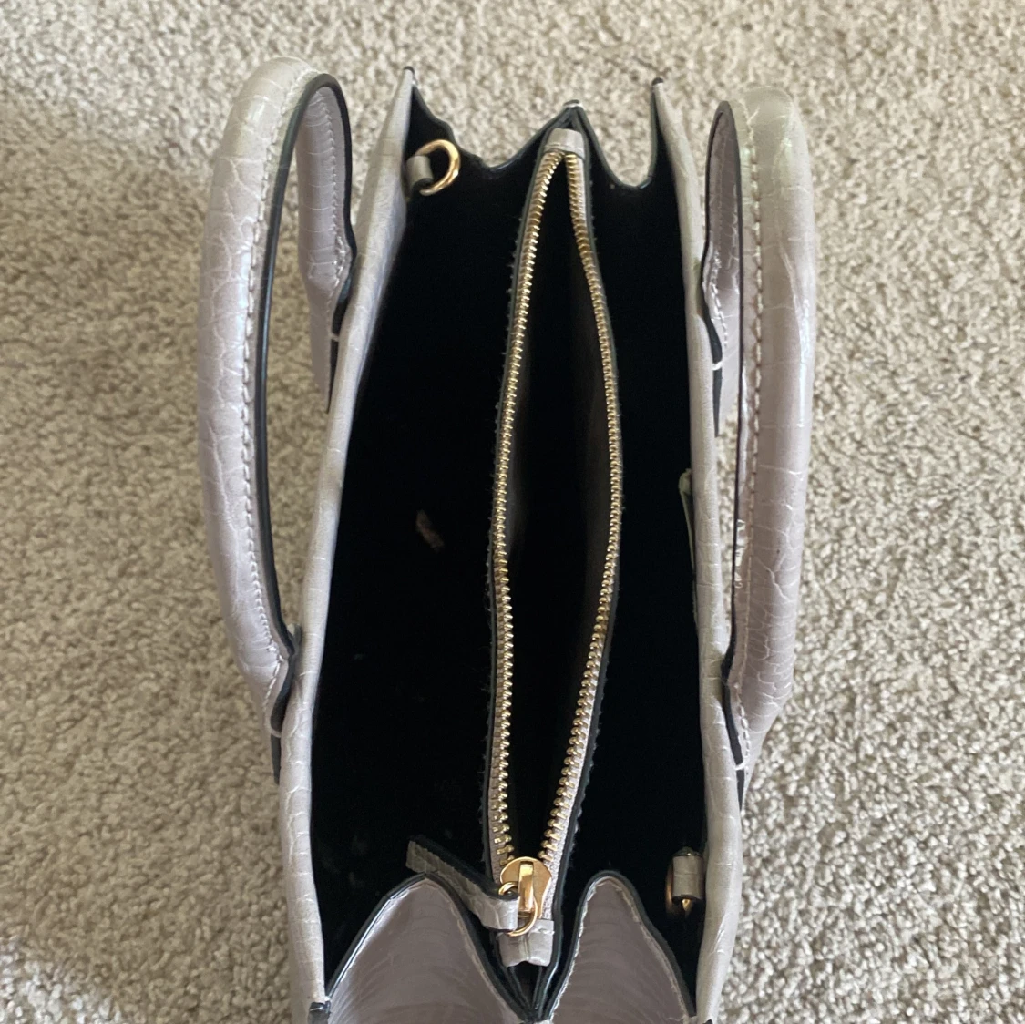 Grå handväska med croco-mönster - 1