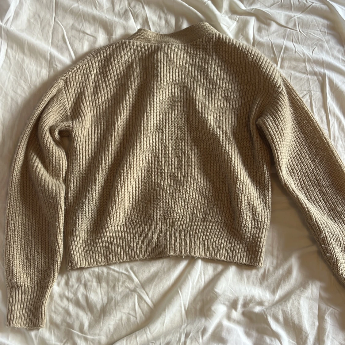 Beige stickad tröja med snörning  - 3