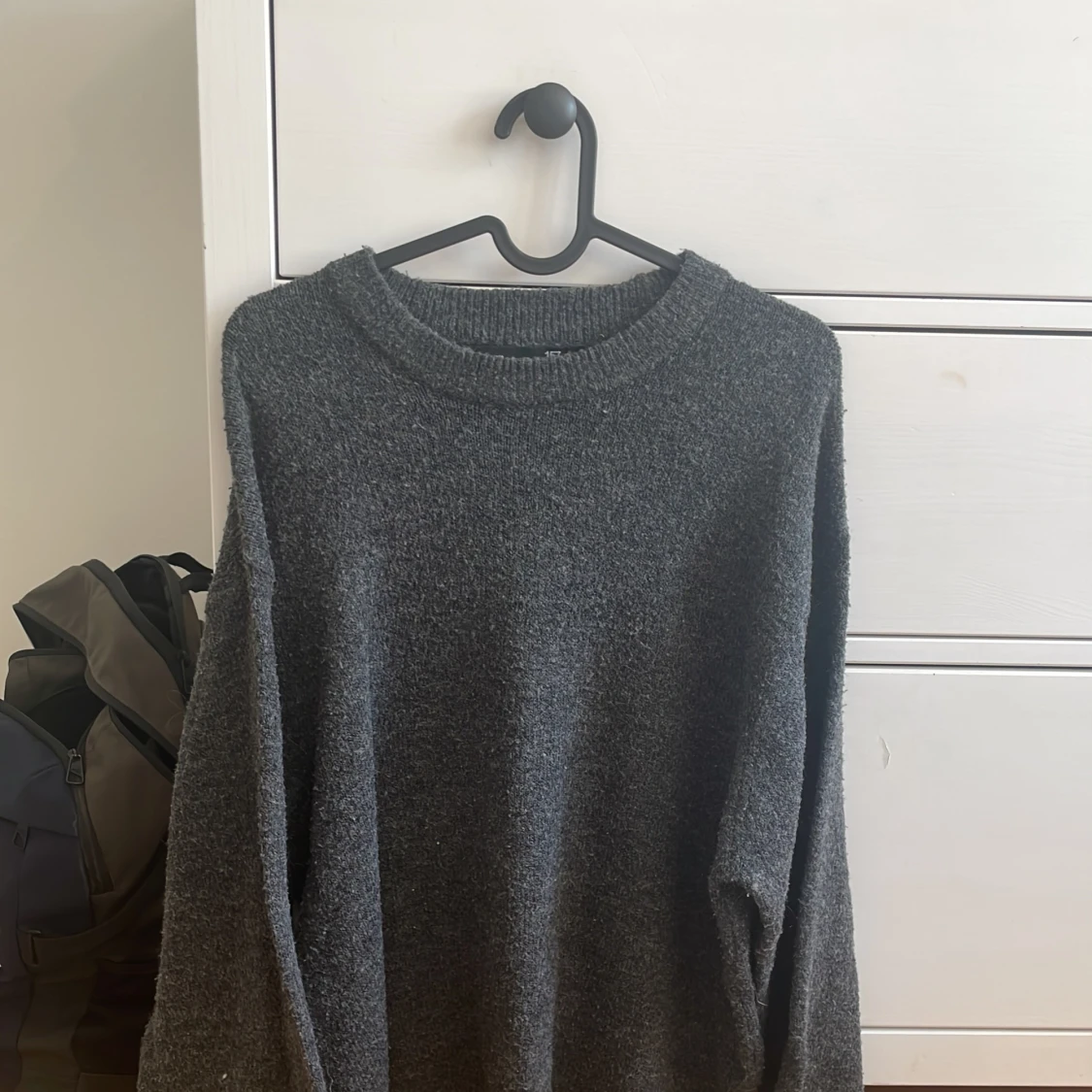 Mörkgrå stickad tröja från 157