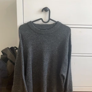 Mörkgrå stickad tröja från 157 - Mysig mörkgrå stickad tröja från 157  som funkar till allt! 🩵Skön och lite loose passform. Använd bara någon gång, men den har blivit lite knopprig. Inget man tänker på alls och annars i bra skick. 