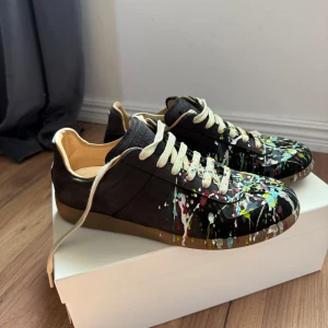 Maison Margiela Paint Splatter  - Säljer just nu mina Maison Margiela då jag aldrig använder dom. Storlek 41 och är som i nyskick då jag endast använt dom 3 gånger. Kan även tänka mig byta mot annat. Låda och kvitto följer såklart med