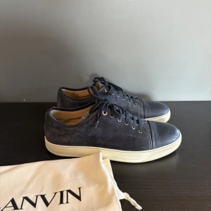 Lanvin - Väldigt snygga och klassiska mörkblå lanvins. Bra skick med mindre tecken på användning. Storlek 44. Dusbag medföljer.
