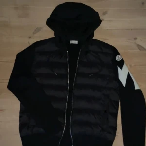 Svart Moncler Cardigan( 100% äkta) - Tja! Säljer en riktigt snygg cardigan från monclear, väldigt snygg och eftertraktad nu till hösten! Äkta! Tar också byten, men de ska vara rimliga och ligga i samma prisklass! Gärna en annan cardigan!  26000 hittade jag en likadan på e bay för!  Intresse koll då jag inte vet vad jag vill sälja den för!