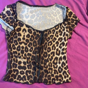 Leopardmönstrad topp från Romwe XS - Säljer en kortärmad leopard tröja, jätte snygg och bra till sommarn, har använt ungefär 2 gånger❤️❤️.