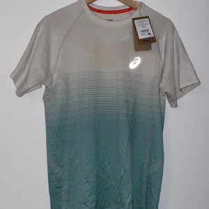 Asics - t-shirt - Asics - t-shirt strl S Aldrig använd, cond 10/10 Nypris 550:- Mitt pris 400:- 