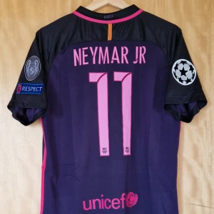 Neymar Jr fotbollströja Barcelona 16-17 - Neymar Jr Barcelona repIika fotbollströja 16-17. Helt ny med tag. Storlek: Medium