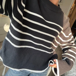 Stickad tröja - Randig stickad tröja från Gina med slits på sidorna. Perfekt inför hösten🫶
