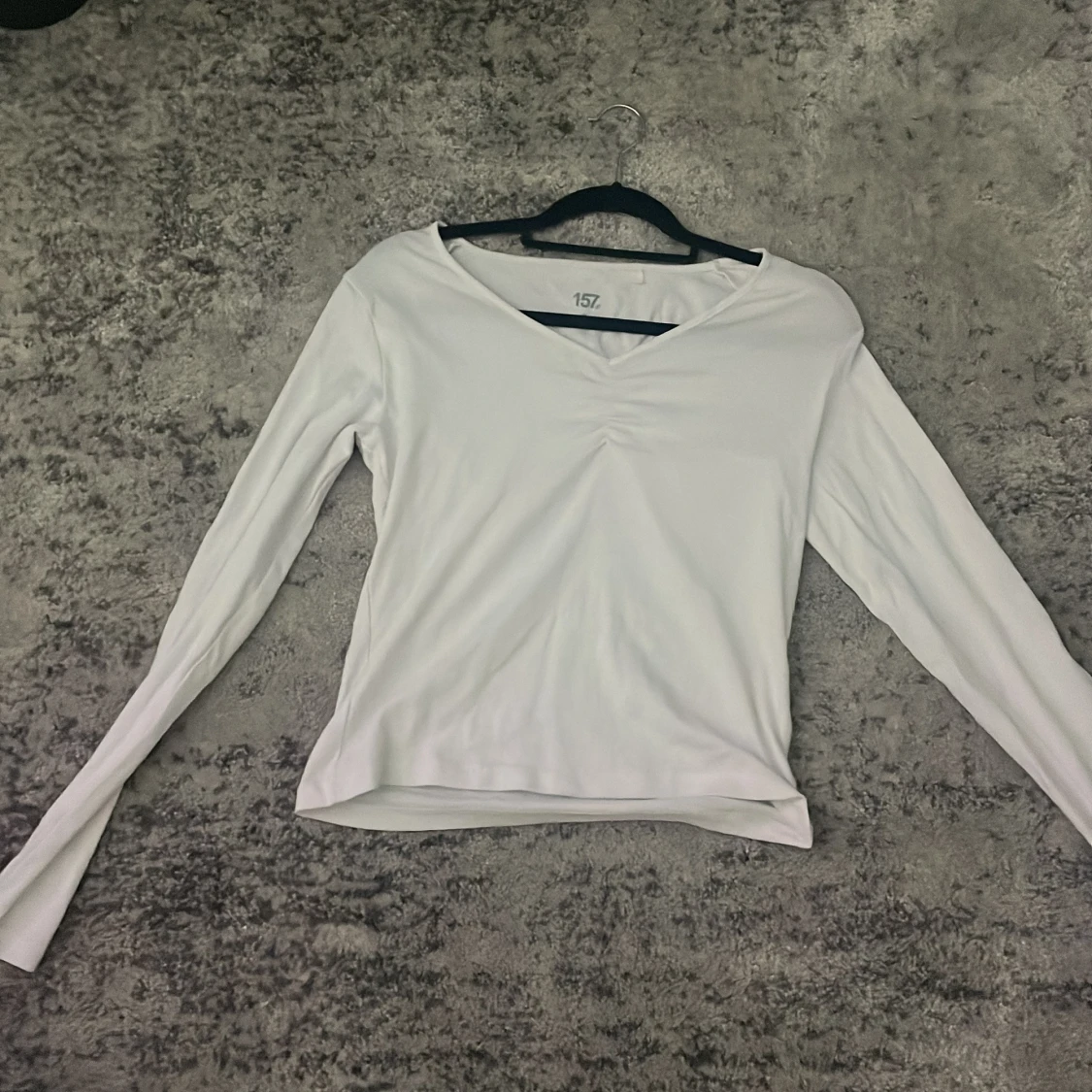 Vit långärmad topp med v-ringning 157