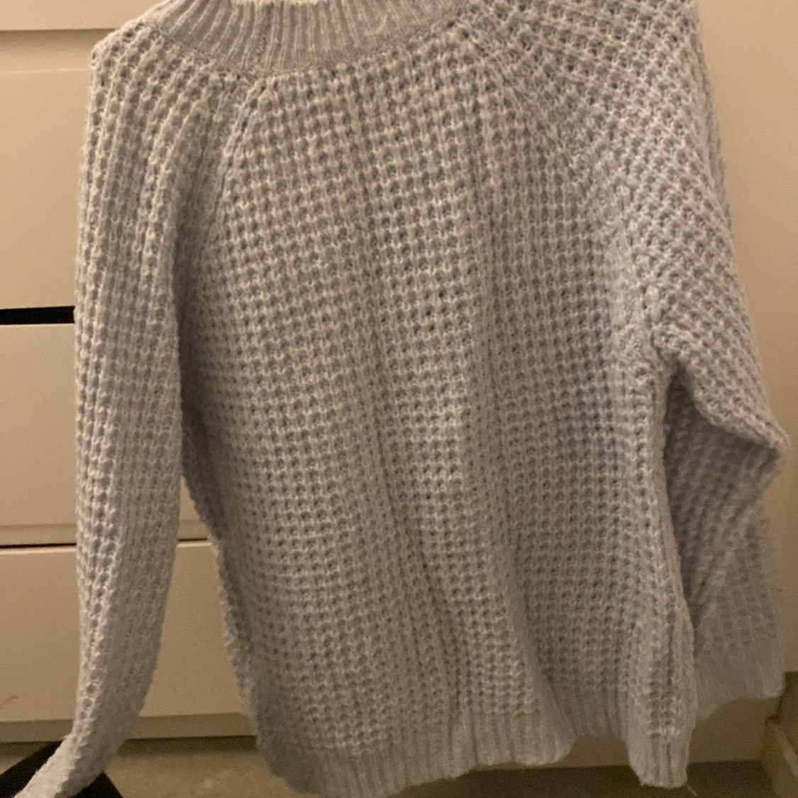 Ljusgrå stickad tröja med grov struktur - 1