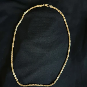 Guldplätterad 18k cordellkedja i special design - Snyggt halsband i guldplättering 18k med en speciell cordell design (stämplad 750 Italyk)  Länkarna är tätt sammanlänkade och ger ett stilrent och tidlöst intryck. Perfekt för att lyfta vilken outfit som helst med en touch av guld.