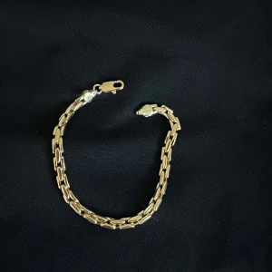 Guldpläterad 18k  armband - Snyggt armband i guldplätterad 18k metall (stämplad 750 Italy) med robust kedjedesign och karbinlås. Perfekt accessoar för att lyfta din outfit med en stilren och klassisk touch. Passar både till vardags och när du vill känna dig extra uppklädd.