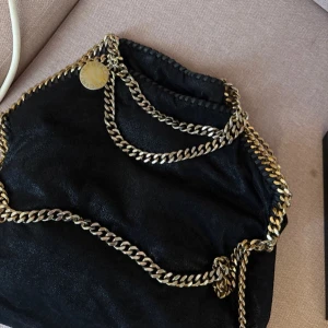  Stella McCartney falabella - Stellamccartney falabella bag💕 It has worn outs due the old age! No holes or ripoffs anywhere. Its medium size. The bag is usable and no harmful traces in use💕💕