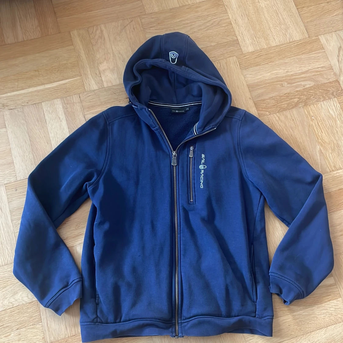 Blå hoodiejacka från Sail Racing