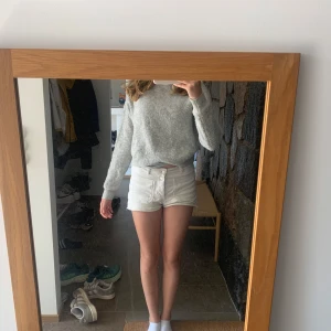 Ljusgrå stickad tröja från Kappahl - Supermjuk ljusgrå stickad tröja från Kappahl med enkel och clean design. Tröjan har lång ärm, rund halsringning och en lite loose passform. Perfekt att slänga på sig när det är kyligt ute. Passar dig som gillar basic och stilrent.