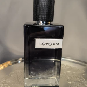 Yves Saint Laurent Y Eau de Parfum 100ml - Yves Saint Laurent Y Eau de Parfum. Perfekt sommar doft. 100ml från början, se bild för kvarvarande mängd. Hör av er om ni vill ha fler bilder eller har några frågor.