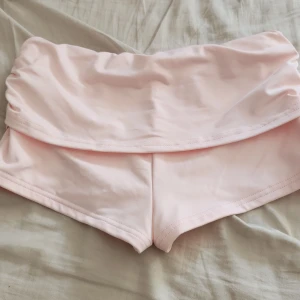Ljusrosa shorts från SHEIN - Supersöta ljusrosa shorts från SHEIN. Materialet är mjukt och stretchigt. Passar storlek Xs/S