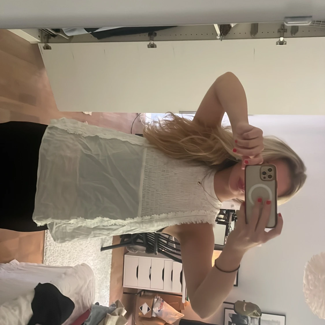 Vit ärmlös blus med spetsdetaljer - 2