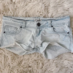 Ljusblåa light wash super lowrise lowwaist lågmidjade jeanshorts  - Såå sjukt snygga!! Midja rakt över: ca 38-38,5 cm💕