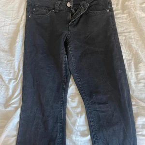 Svarta jeans ifrån gina tricot  - Svarta jeans från Gina tricot. Väldigt fint skick❤️nypris ungefär 400kr?❤️