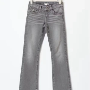 Lågmidjade jeans - Säljer ett par super snygga gråa Lågmidjade jeans från Gina Tricot i storlek 164. Passar perfekt till alla outfits och är bra nu inför hösten och vintern. De är även i ett mycket bra skick då de ej är använd särskilt många gånger. 