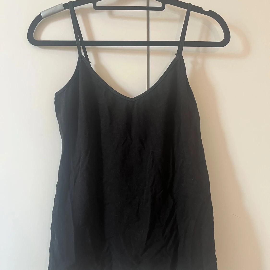 Svart linne med smala axelband