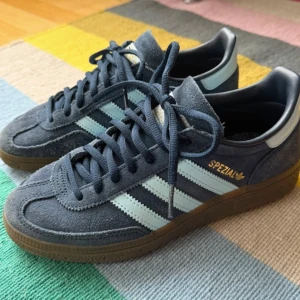 Adidas Spezial sneakers  - Adidas Spezial sneakers i mörkblå mocka med ljusblå ränder och detaljer. Jag köpte dessa på Vinted i bra skick, personnel innan hade använd dem cirka 5 gånger💗säljer då dem var för små för mig😌