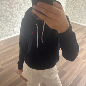 Ralph Lauren hoodie - Jätte fin Ralph Lauren hoodie som är som ny!     Nypris- 2 195 kr, mitt pris- 1 599kr. Hör gärna av dig vid intresse🤗