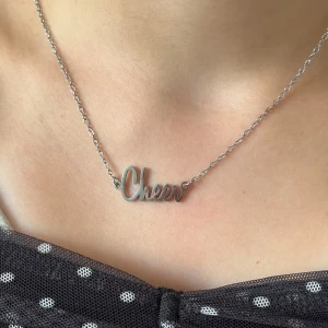 Silverfärgat halsband med Cheer-text - Snyggt halsband i silverfärg med texten 'Cheer'💞 