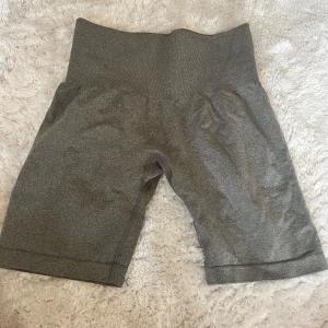  NVGTN shorts - Shorts från NVGTN. Tight passform och stretchigt material som passar perfekt till träning. Diskret logga baktill i vitt. Snygga och bekväma shorts. Storlek xs