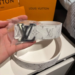 Vit bälte med monogram mönster - Helt ny finns fler modeller och färger i vår profil!