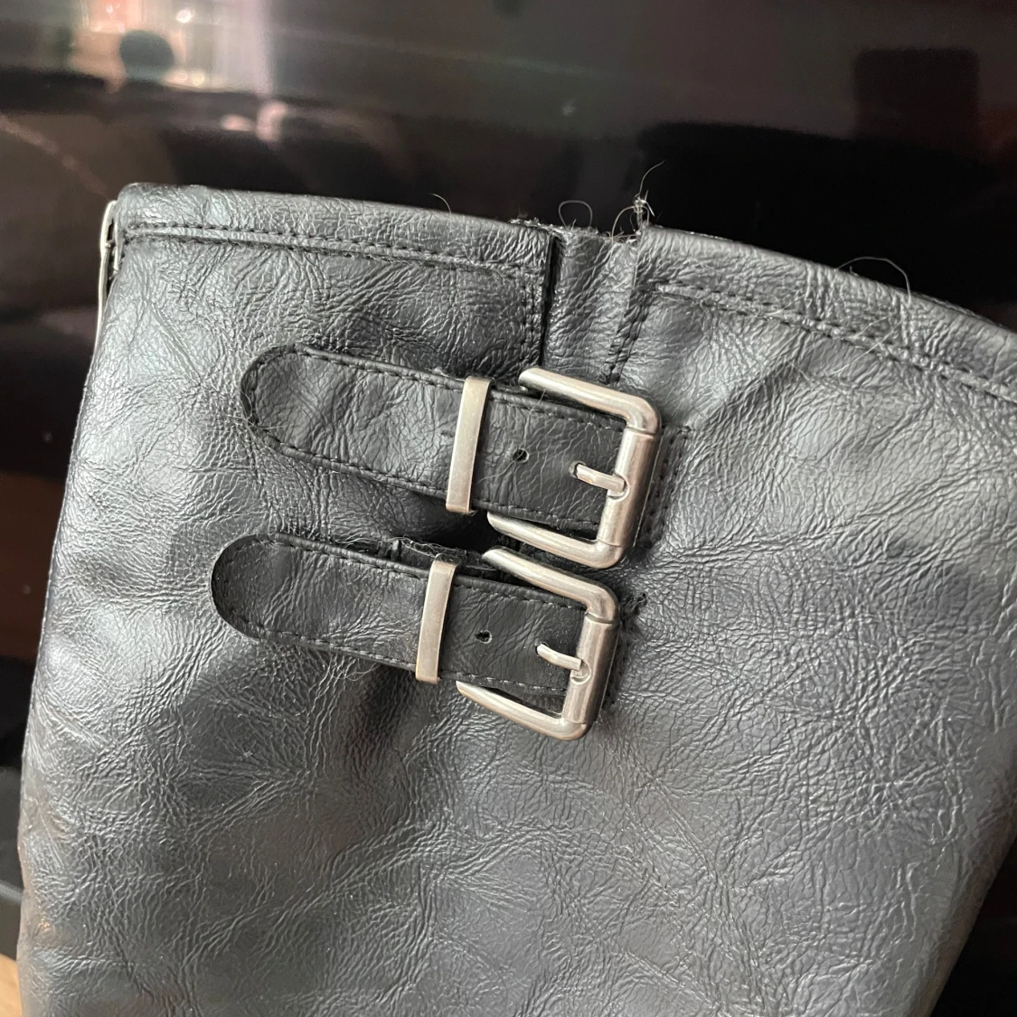 Svarta höga boots med spännen - 4