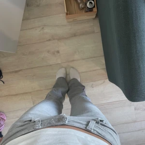 Grå bootcut jeans - Gråa bootcut jeans från Gina storlek 152 men passar 32/34
