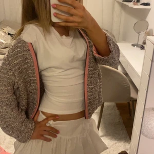 Trendig färgglad cardigan jacka med rosa dragkedja - 💖