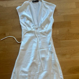 Vit silke klänning från Zara i satin - Supersnygg vit kortklänning från Zara i glansigt satinmaterial. Sjukt snygg!! Aldrig använd🥰