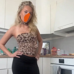 Leopardmönstrad topp från Zara - Säljer en leopardmönstrad tubtopp från Zara i storlek S. Toppen är figurnära och har en cool scarfdetalj som kan knytas runt halsen. 