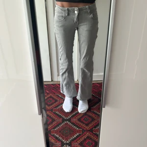 Grå bootcut jeans Gina Tricot - Snygga grå jeans från Gina Tricot i bootcut och Lowwaist<3
