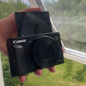 canon kamera sx740 hs - Den trendiga kameran man kan ta fina bilder på. Ingen skada alls utan skickas i ett mycket bra skick. Säljer enbart då den inte kommer till användning, man får med sig alla tillbehör som väska och laddare! En ny kostar runt 9000kr men mitt pris är 2500kr. Kan gå ner i pris vid snabb affär!💖