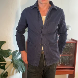 Mörkblå overshirt - Trevlig overshirt, saknar taggar så okänt ursprung. Bra tyg, schysst passform. Perfekt till hösten!