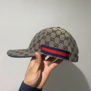 Gucci keps - Gucci keps marineblå i nyskick, Kvitto finns!! Skriv för mer info. Vill byta mot en svart.