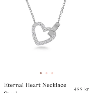 Halsband med hjärta i silver - Supersött halsband i silverfärg med ett gnistrande hjärthänge dekorerat med små stenar. Halsbandet är i fint skick. Nypris: 499 💓
