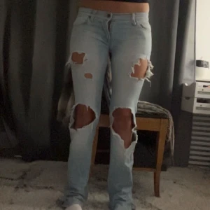 Jeans  - Midjemåttet rakt över: 37 cm❤️ ett hål under rumpan men inget som syns