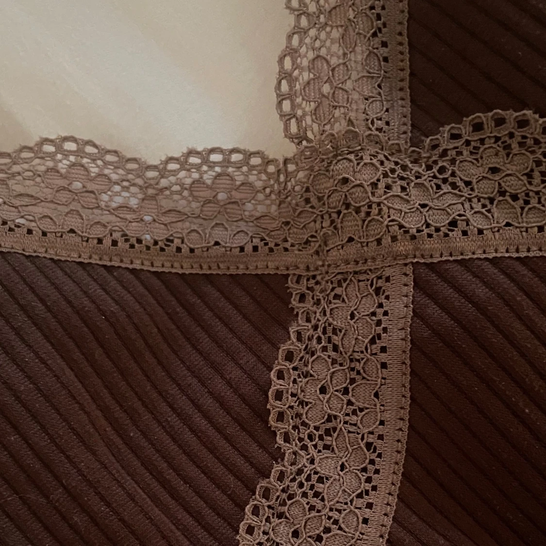 Brunt spetslinne - 3