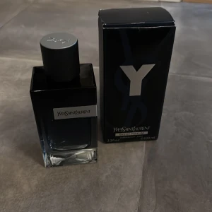 Yves Saint Laurent parfym  - Ml från början: 100 | Ml nu: 95 | Nypris: 1550 | Mitt pris: 750 | Köparen står för frakt | Vill endast ha seriösa köpare | Hör av er vid frågor. 
