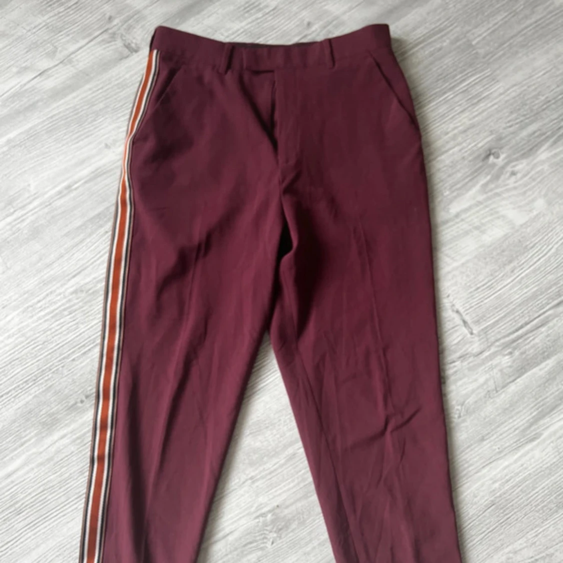 Vinröda byxor med revärer