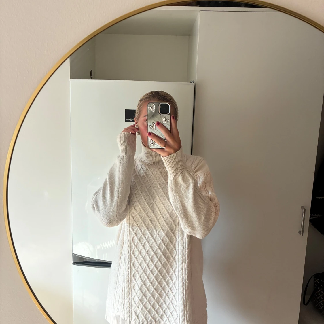 Vit stickad polotröja med mönster