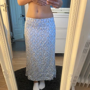 Blommig blå långkjol - Kjol från Lager157 som aldrig blivit använd,inga defekter.